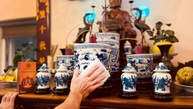 Hình ảnh một bàn thờ gia tiên linh thiêng đang được lau dọn sạch sẽ cẩn thận mang lại năng lượng tốt lành